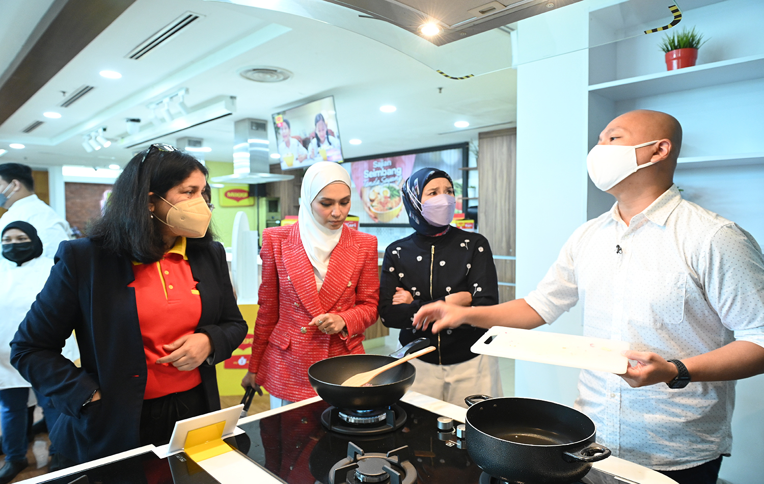 Geetha Balakrishna, Nana Mahazan and Sheila Rusly checking out media representative’s balanced bowl with MAGGI 2-Minute Noodles (L-R)