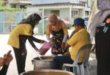 Klook and Yayasan MR. D.I.Y. Distribute 500 Bubur Lambuk Packs and Household Aid to 30 Families