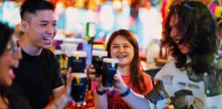 Guinness Malaysia Launches the Nation’s First Perfect Pint Guide Guests enjoying Guinness pints at the Guinness Rate Your Pint Trail event