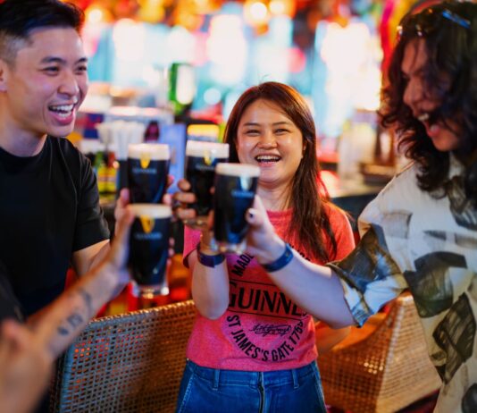 Guinness Malaysia Launches the Nation’s First Perfect Pint Guide Guests enjoying Guinness pints at the Guinness Rate Your Pint Trail event