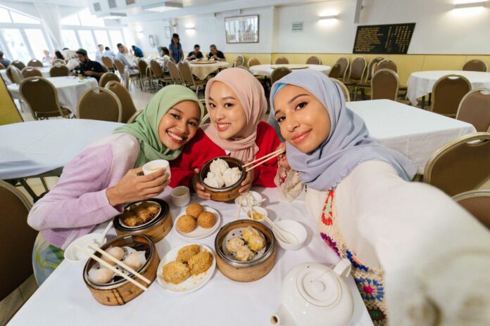 Muslim travellers enjoying halal dining in Hong Kong