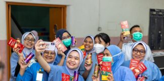 NESCAFÉ Fuels 30-Hour “On-Call” Support To Recharge Hospital Frontliners Hospital Sultanah Aminah frontliners holding NESCAFÉ drinks and products during the support initiative in Johor Bahru