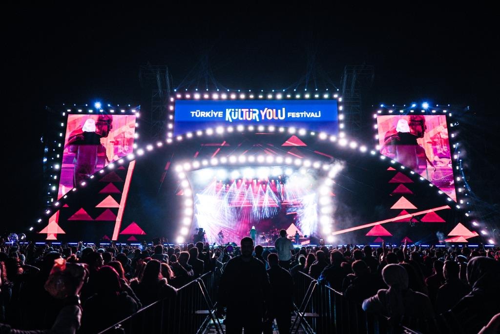 A live performance during the İzmir Culture Route Festival.
