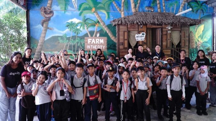 image003-1 Children from Dignity’s educational programme visiting Farm In The City with Yes Travel.