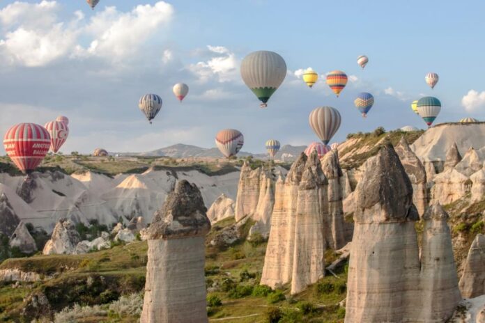 turkiye-cappadocia-fairy-chimneys Fairy chimneys and hot-air balloons in Nevsehir, Cappadocia